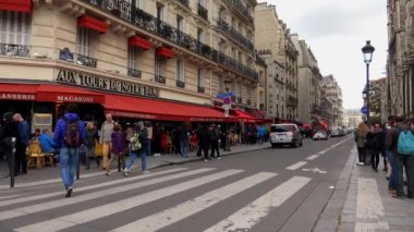 Paris mi? Mimarlık, eğlence, eski evler, sokaklar ve mahalleler. İkonik yerler. 4K, UHD 'de çekilmiş.