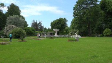 Kagul dikilitaşının yanındaki bahçe. Puşkin. Catherine Park. Tsarskoye Selo. Mimari. Anıtlar. Saraylar. 4K 'da video, UHD