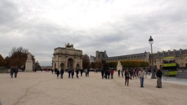 Zafer Kemeri, de Triomphe du Atlıkarınca, Louvre Müzesi 'nin önünde, Paris, Fransa. 4K 'da video, UHD