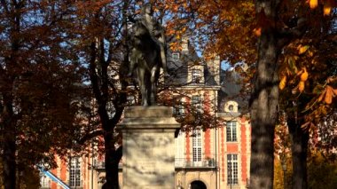 Paris 'teki Place des Vosges Meydanı' nda Kral XIII. Louis anıtı. Fransa. 4K 'da video, UHD