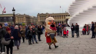 Sokak tiyatrosu, Paris 'te sanatçılar. Fransa. 4K 'da video, UHD