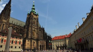 Prag 'daki St. Vitus Kilisesi. Çek Cumhuriyeti. 4K 'de video, UHD. Gerçek zamanlı..