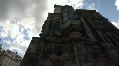 Prag 'ın merkezindeki belediye binası. Antik Kule. 4K 'da video, UHD