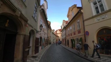 PRAG, ÇEK CUMHURİYETİ - YAZ 2015: Prag. Yaşlı Prag. Mimarlık, eski evler, sokaklar ve mahalleler. Çek Cumhuriyeti. 4K 'da video, UHD