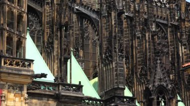 Prag 'daki St. Vitus Kilisesi. Çek Cumhuriyeti. 4K 'de video, UHD. Gerçek zamanlı..