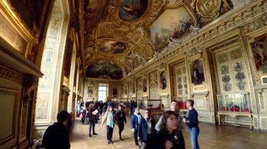 Paris 'teki Louvre Müzesi Sanat Galerisi. Fransa. Fransa. 4K 'da video, UHD