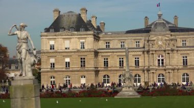 Paris 'teki Lüksemburg Sarayı. Fransa. 4K 'da video, UHD