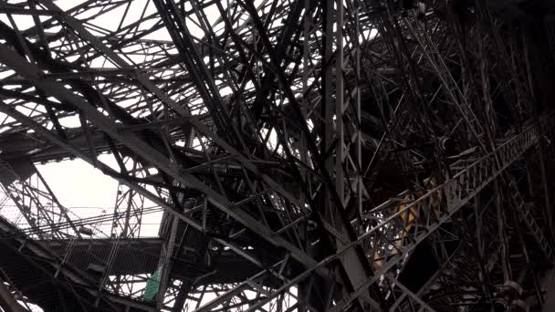 Apoyo Torre Eiffel París Francia Disparo Uhd — Vídeo de stock