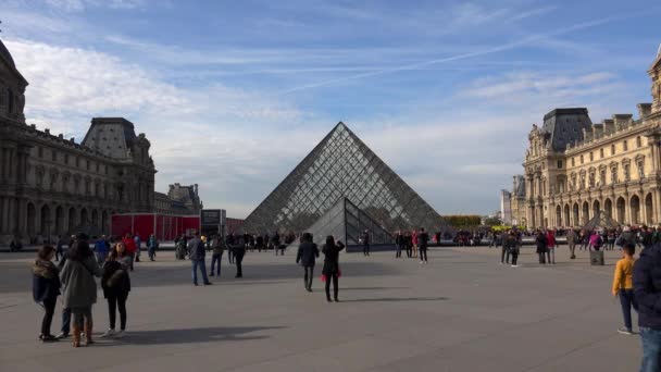 Louvre Slavné Muzeum Umění Paříži Pyramida Francie Video Uhd — Stock video
