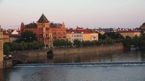 Embankment Del Río Moldava Praga República Checa Video — Vídeos de Stock
