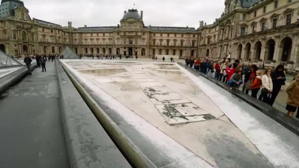 Louvre Famoso Museo Arte Parigi Piramide Francia Video Uhd — Video Stock