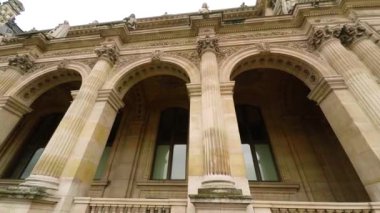 Louvre. Paris 'teki ünlü sanat müzesi. Fransa. 4K 'da video, UHD