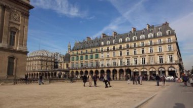 Paris mi? Mimarlık, eğlence, eski evler, sokaklar ve mahalleler. İkonik yerler. 4K, UHD 'de çekilmiş.