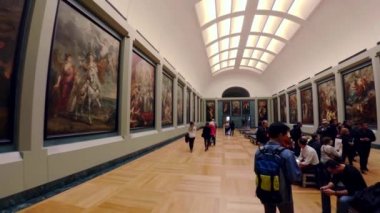 Paris 'teki Louvre Müzesi Sanat Galerisi. Fransa. Fransa. 4K 'da video, UHD