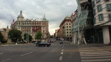 Prag 'da. Yaşlı Prag. Mimarlık, eski evler, sokaklar ve mahalleler. Çek Cumhuriyeti. 4K 'da video, UHD