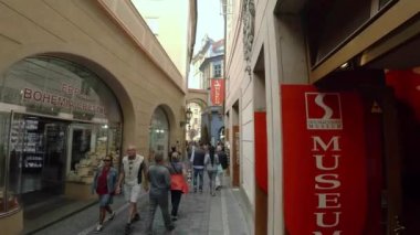 PRAG, ÇEK CUMHURİYETİ - YAZ 2015: Prag. Yaşlı Prag. Mimarlık, eski evler, sokaklar ve mahalleler. Çek Cumhuriyeti. 4K 'da video, UHD
