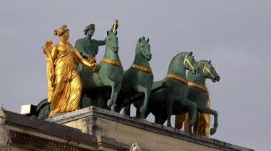 Zafer Kemeri, de Triomphe du Atlıkarınca, Louvre Müzesi 'nin önünde, Paris, Fransa. 4K 'da video, UHD