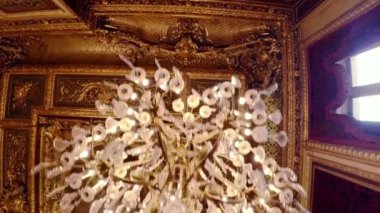 Paris 'teki Louvre Müzesi' nde muhteşem boyanmış tavanlar. Fransa. 4K 'da video, UHD