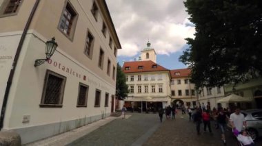 PRAG, ÇEK CUMHURİYETİ - YAZ 2015: Prag. Yaşlı Prag. Mimarlık, eski evler, sokaklar ve mahalleler. Çek Cumhuriyeti. 4K 'da video, UHD