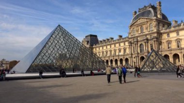 Louvre. Paris 'teki ünlü sanat müzesi. Piramit. Fransa. 4K 'da video, UHD