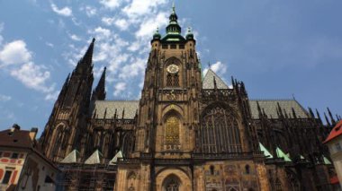 Prag 'daki St. Vitus Kilisesi. Çek Cumhuriyeti. 4K 'de video, UHD. Gerçek zamanlı..