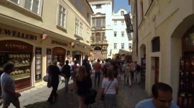 PRAG, ÇEK CUMHURİYETİ - YAZ 2015: Prag. Yaşlı Prag. Mimarlık, eski evler, sokaklar ve mahalleler. Çek Cumhuriyeti. 4K 'da video, UHD