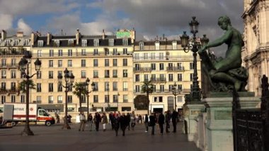 Paris mi? Mimarlık, eğlence, eski evler, sokaklar ve mahalleler. İkonik yerler. 4K, UHD 'de çekilmiş.