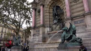 Paris 'teki eski çeşme. Fransa. 4K 'da video, UHD