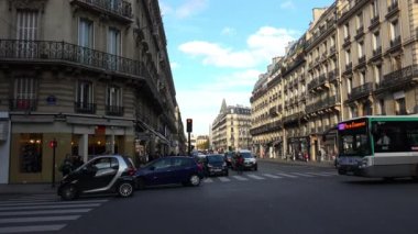 Paris mi? Mimarlık, eğlence, eski evler, sokaklar ve mahalleler. İkonik yerler. 4K, UHD 'de çekilmiş.