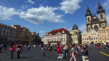 PRAG, CZECH Cumhuriyet - YAZ 2015: Prag 'daki Eski Şehir Meydanı. Çek Cumhuriyeti. 4K 'de video, UHD. Gerçek zamanlı..