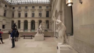 Paris 'teki Louvre Müzesi' nde heykeller ve heykeller. Fransa. 4K 'da video, UHD