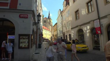 PRAG, ÇEK CUMHURİYETİ - YAZ 2015: Prag. Yaşlı Prag. Mimarlık, eski evler, sokaklar ve mahalleler. Çek Cumhuriyeti. 4K 'da video, UHD