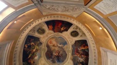Paris 'teki Louvre Müzesi' nde muhteşem boyanmış tavanlar. Fransa. 4K 'da video, UHD