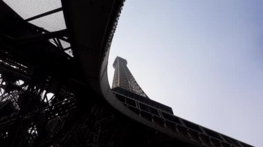 Paris 'teki Eyfel Kulesi. Fransa. 4K, UHD 'de çekilmiş.