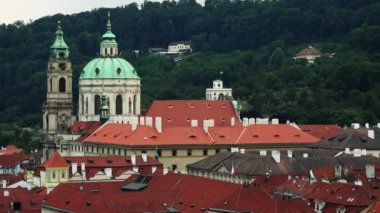 Prag 'da. Yaşlı Prag. Üst Manzara. Mimarlık, eski evler, sokaklar ve mahalleler. Çek Cumhuriyeti. 4K içinde video.