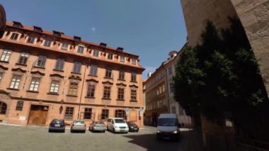 PRAG, ÇEK CUMHURİYETİ - YAZ 2015: Prag. Yaşlı Prag. Mimarlık, eski evler, sokaklar ve mahalleler. Çek Cumhuriyeti. 4K 'da video, UHD