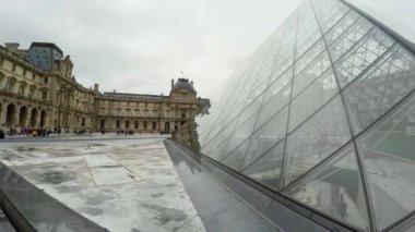 Louvre. Paris 'teki ünlü sanat müzesi. Piramit. Fransa. 4K 'da video, UHD