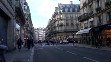 Paris mi? Mimarlık, eğlence, eski evler, sokaklar ve mahalleler. İkonik yerler. 4K, UHD 'de çekilmiş.