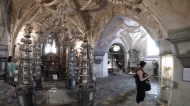 KUTNA HORA, CZECH Cumhuriyet - Temmuz 2015: Ossuary, Kostnice, Çek Cumhuriyeti, Kutna Hora, Sedlec. 4K 'de video, UHD. Gerçek zamanlı..