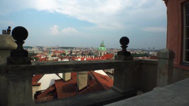 Prag 'da. Yaşlı Prag. Üst Manzara. Mimarlık, eski evler, sokaklar ve mahalleler. Çek Cumhuriyeti. 4K içinde video.