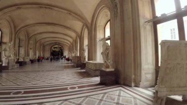 Paris 'teki Louvre Müzesi' nde heykeller ve heykeller. Fransa. 4K 'da video, UHD