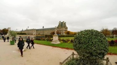 Louvre. Paris 'teki ünlü sanat müzesi. Fransa. 4K 'da video, UHD