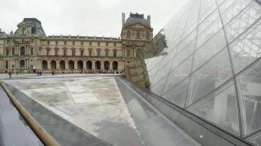 Louvre. Paris 'teki ünlü sanat müzesi. Piramit. Fransa. 4K 'da video, UHD