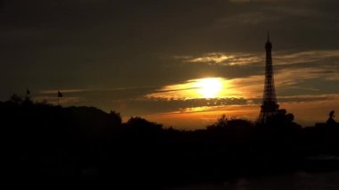 Paris 'teki Eyfel Kulesi. Gün batımı. Fransa. 4K, UHD 'de çekilmiş.