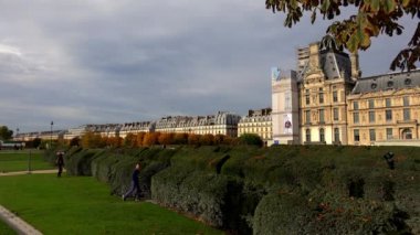 Paris 'teki Tuileries Bahçeleri. Fransa. 4K 'da video, UHD