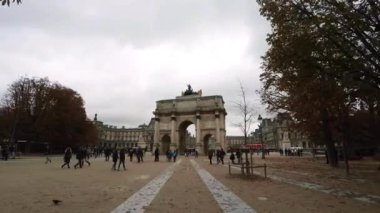 Zafer Kemeri, de Triomphe du Atlıkarınca, Louvre Müzesi 'nin önünde, Paris, Fransa. 4K 'da video, UHD