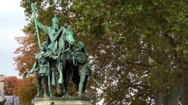 Notre Dame Katedrali 'ndeki anıt. Fransa