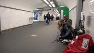 Metro Paris. Yer altına gidiyorum. Fransa. 4K 'da video, UHD