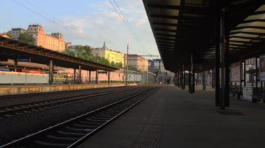 PRAG, CZECH Cumhuriyet - YAZ 2015: Prag 'daki tren istasyonu. Çek Cumhuriyeti. 4K içinde video.  