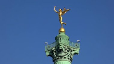 Colonne de Juillet, Paris 'teki Bastille Meydanı' nda. Altın heykel. Fransa. 4K 'da video, UHD
